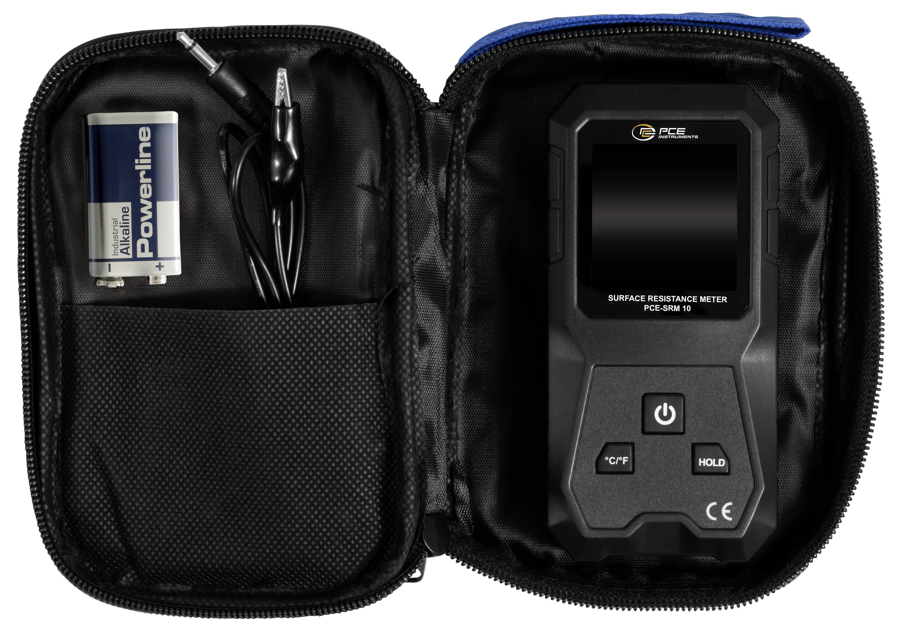 Tragbares Oberflächenwiderstandsmessgerät in einem Reißverschluss-Etui, mit einer Batterie und Messleitungen, die neben dem tragbaren Gerät gelagert sind.