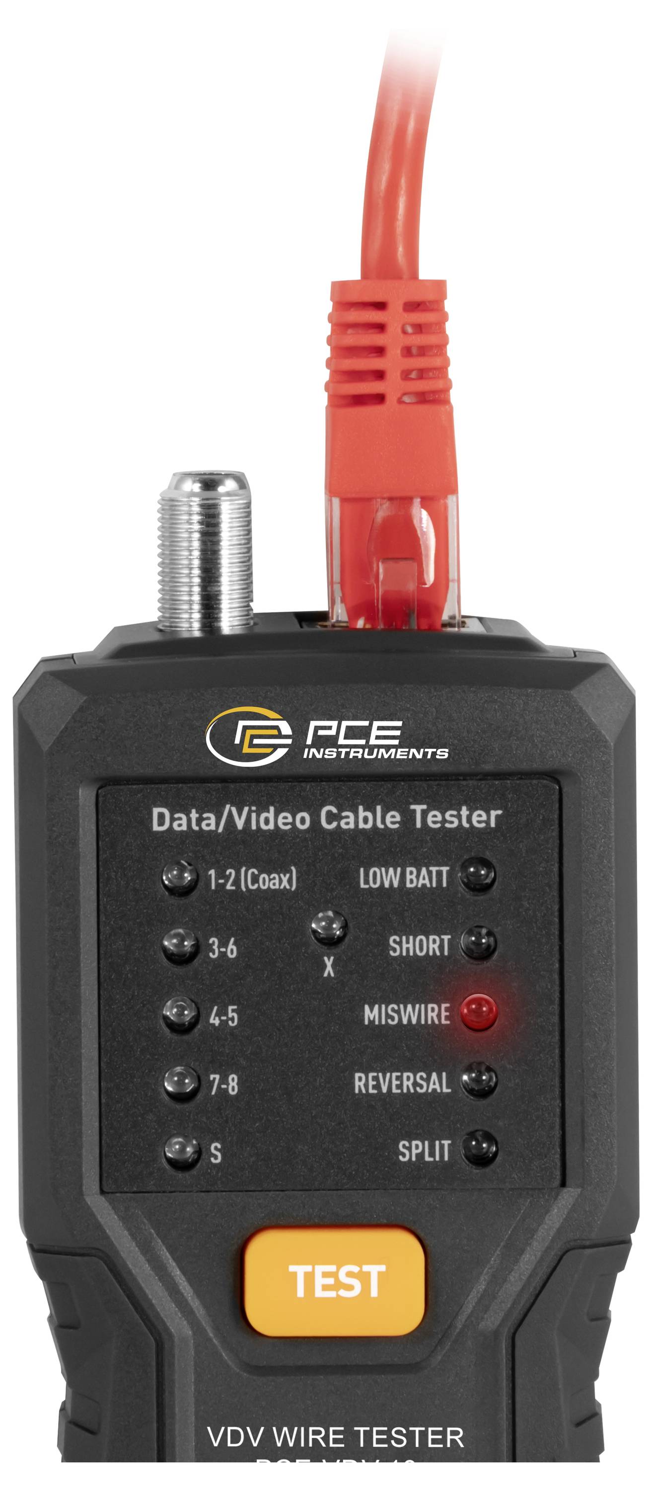 PCE Instruments Daten-/Videokabeltester mit angeschlossenem rotem Kabel und leuchtendem „MISWIRE"-Anzeiger, sowie einer „TEST"-Taste und Status-LEDs.