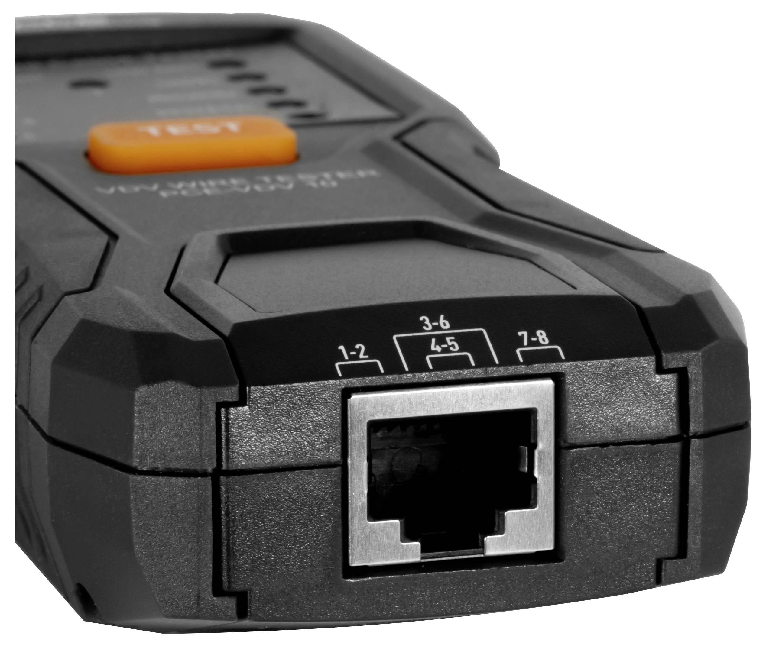 Nahaufnahme eines schwarzen tragbaren Netzwerkkabeltesters mit einem Ethernet-Anschluss und orangefarbener Schaltfläche, gezeigt vor einem weißen Hintergrund.
