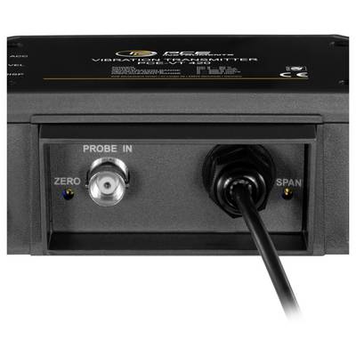 Nahaufnahme einer Area Velocity Vibrationssensor-Steuertafel mit einem "PROBE IN"-Stecker, einem in den Hauptanschluss eingesteckten Kabel und Indikatoren für "ZERO" und "SPAN".