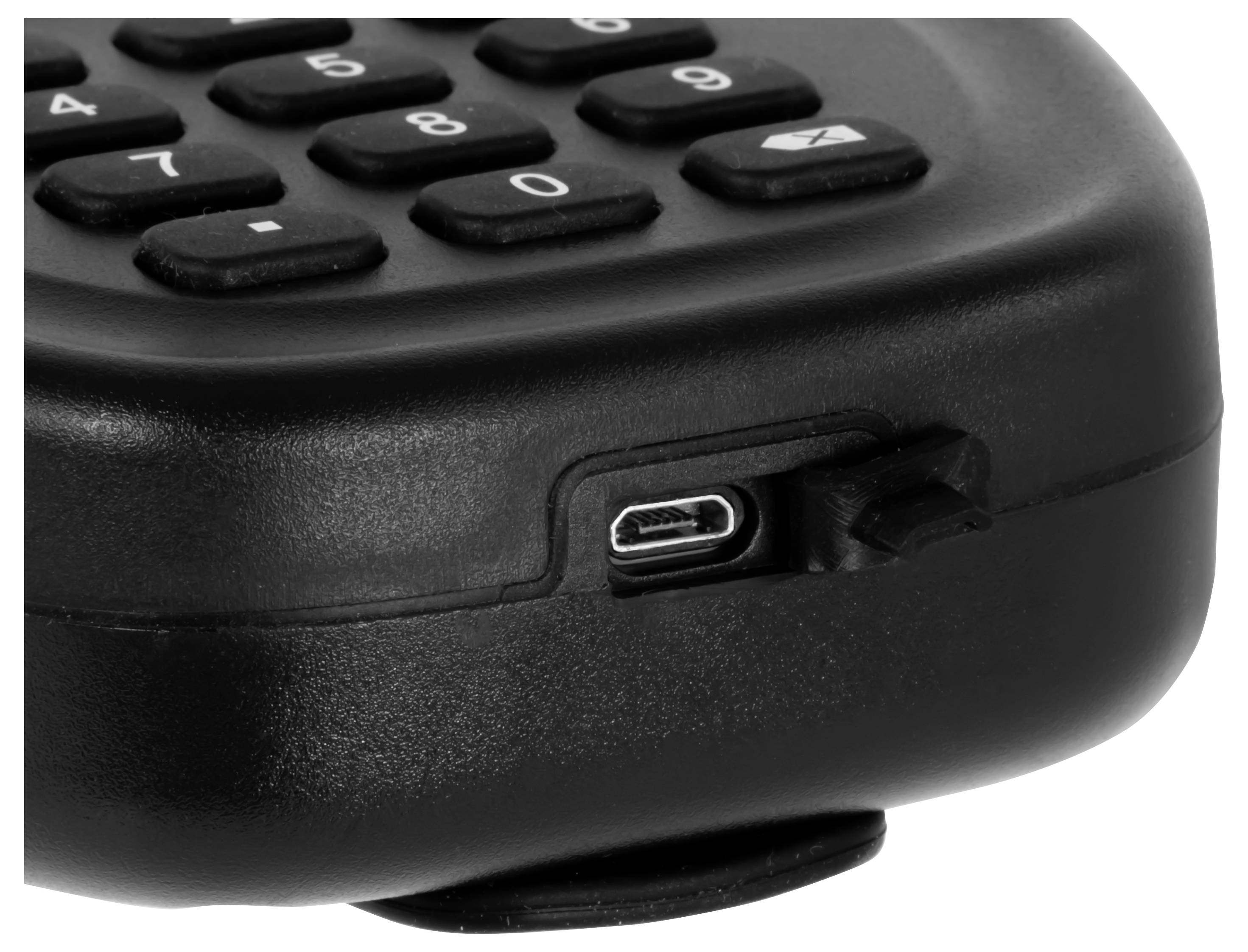 Nahaufnahme eines schwarzen Tastenfeld-Geräts mit einem Micro-USB-Ladeanschluss an der Seite.