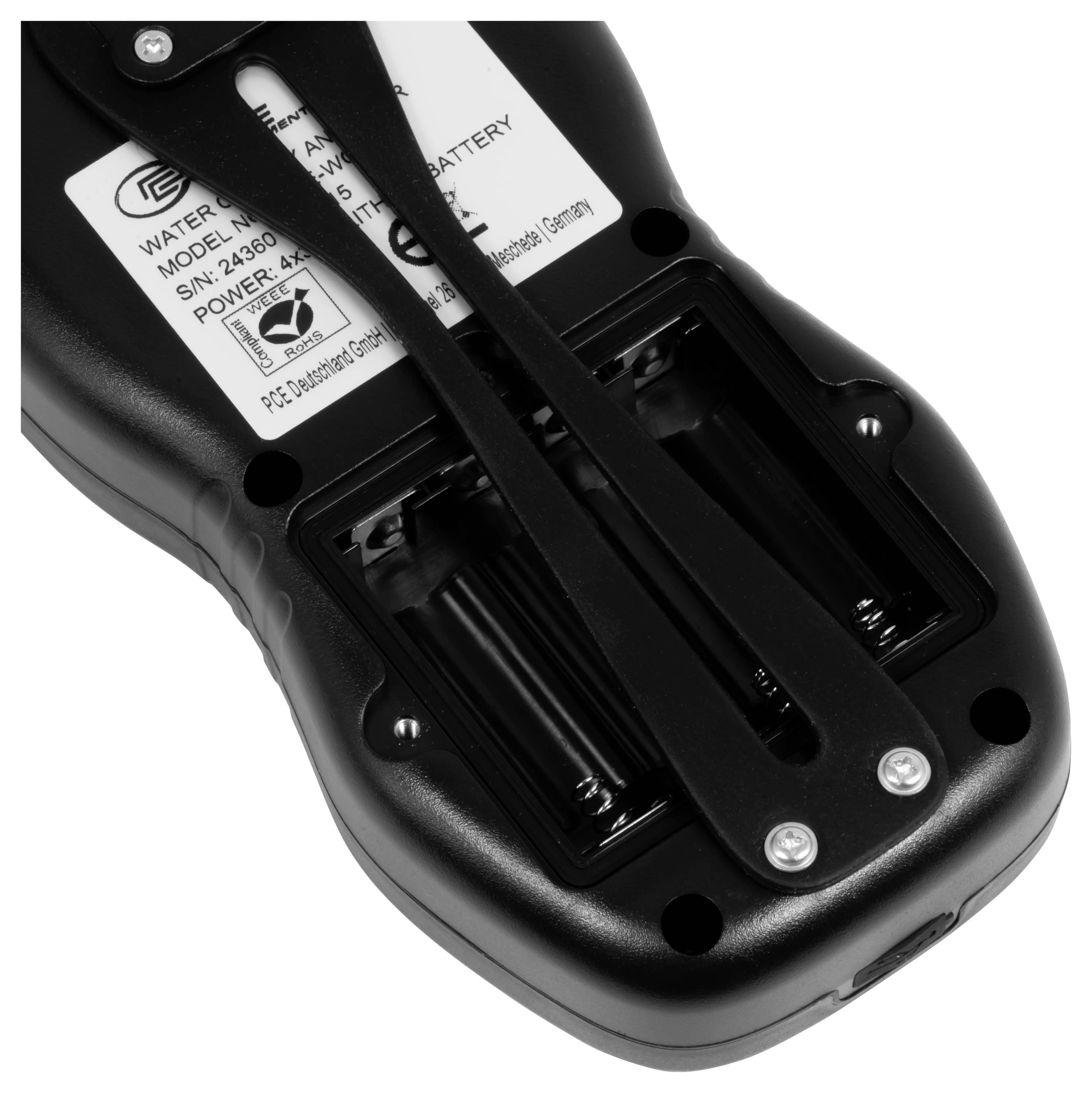 Unterseite eines schwarzen elektronischen Geräts mit zwei Batteriefächern und einem Etikett mit Modell- und Stromversorgungsinformationen.