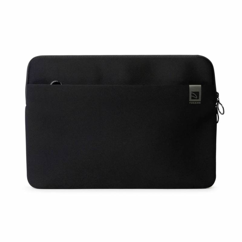 Schwarze Laptop-Tasche oder Schutzhülle mit Reißverschluss, Vordertasche und kleinem Logo, vor weißem Hintergrund abgebildet.