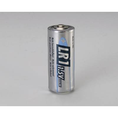 Eine silberne LR1 1,5V Alkaline-Batterie, aufrecht auf einem einfachen grauen Hintergrund stehend.