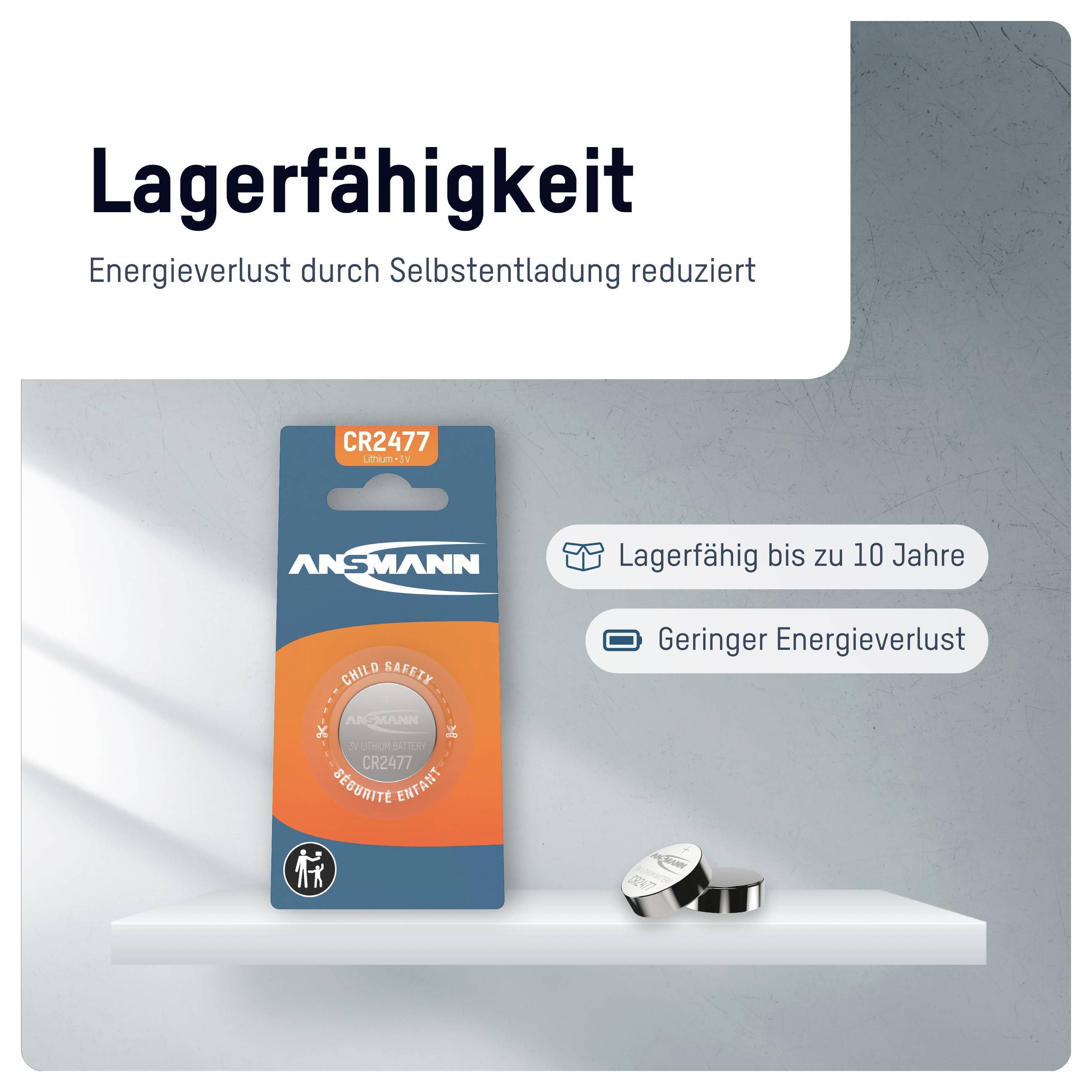 ANS MANN CR2477 Batterieverpackung mit deutschem Text, der lange Lagerfähigkeit bis zu 10 Jahren und geringe Selbstentladung hervorhebt; Knopfzellen auf einem Regal dargestellt.
