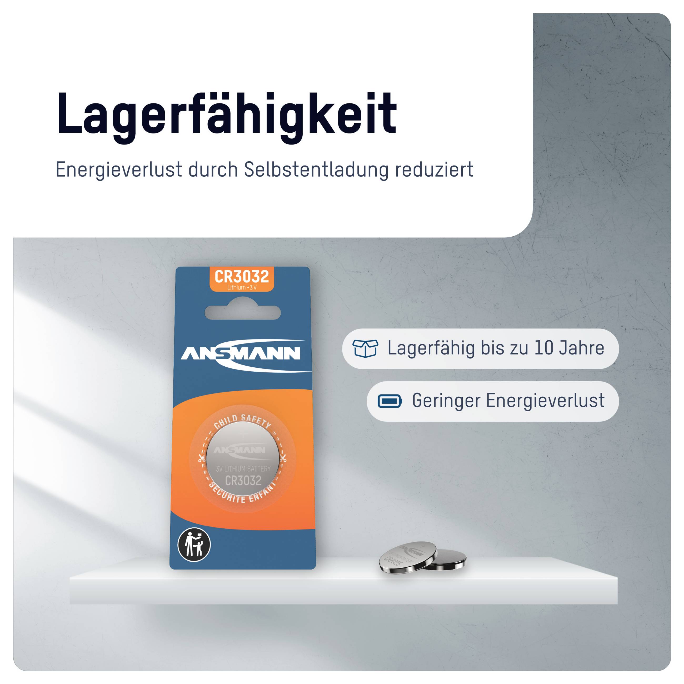 ANSMANN CR3032 Batteriepaket im Regal mit Text „Lagerfähigkeit" und Angaben „Lagerfähig bis zu 10 Jahre" und „Geringer Energieverlust".