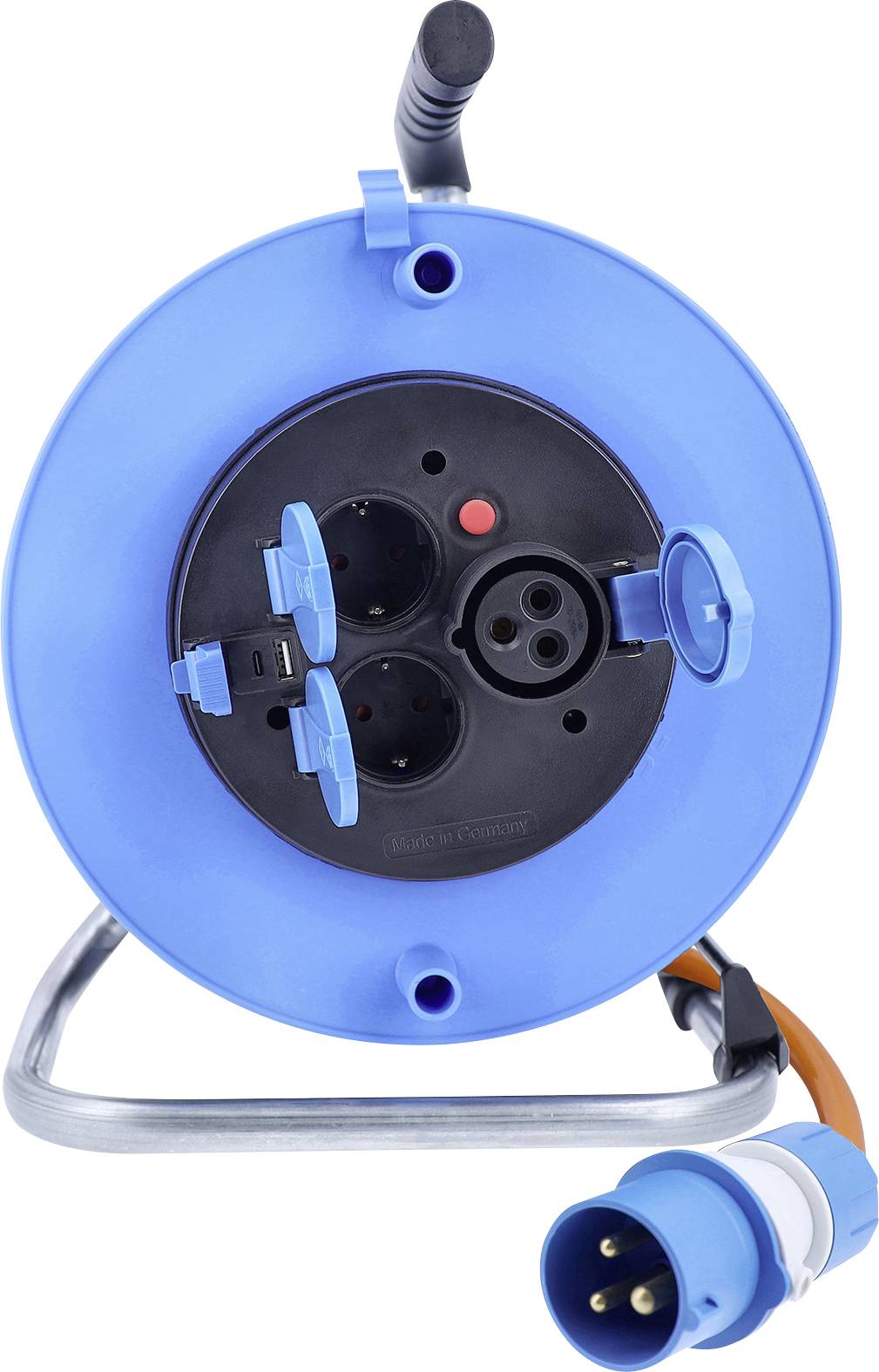 Blaue Elektrokabelrolle mit mehreren Steckdosen und einem angesteckten Kabel auf einem Metallständer, isoliert auf weißem Hintergrund.