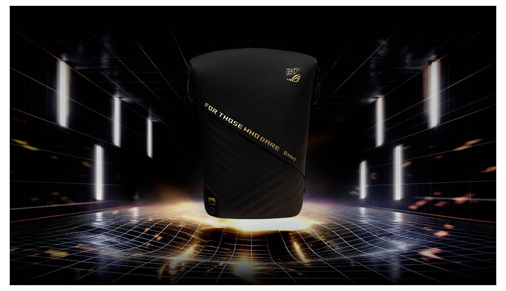 Schwarze zylindrische Produkttasche mit goldfarbenen Akzenten und der Aufschrift „FOR THOSE WHO DARE", präsentiert in einem futuristischen dunklen Raum mit leuchtenden Bodenscheinwerfern.