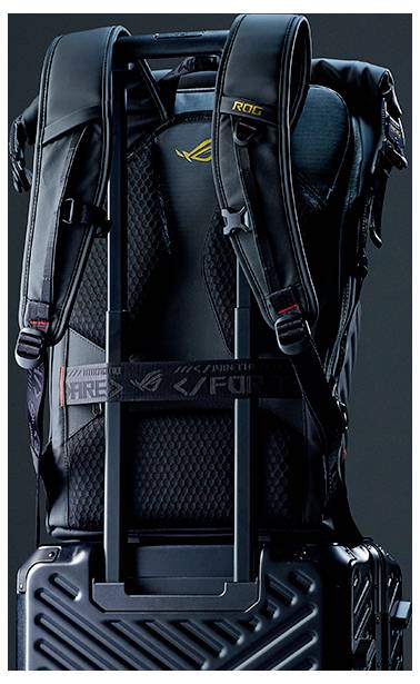 Schwarzer ROG-Gaming-Rucksack mit Schultergurten, befestigt an einem Hartschalenkoffer mit Rollen, auf dem das Asus Republic of Gamers Logo sichtbar ist.