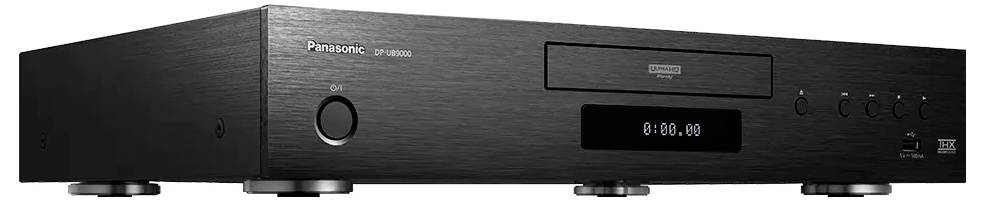 Schwarzes Panasonic-Audiogerät mit Laufwerkschacht, Display, Netzschalter und Bedienreglern auf der Frontplatte.
