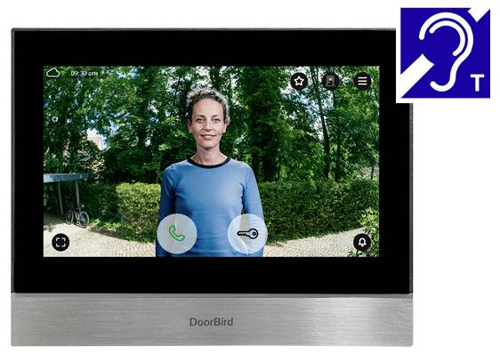 Der DoorBird-Videosprechanlage-Bildschirm zeigt eine Frau, die draußen steht; ein Piktogramm für Gehörlose weist auf die Zugänglichkeit für Audioanrufe hin.