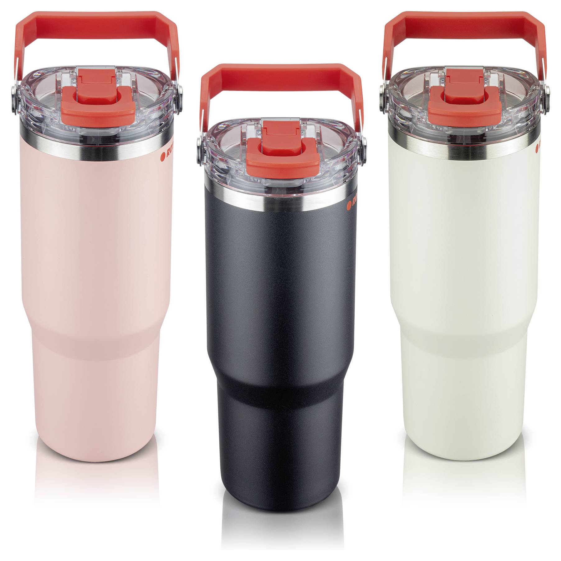 Drei isolierte Becher mit roten Griffen und durchsichtigen Deckeln, dargestellt in Rosa, Schwarz und Creme auf weißem Hintergrund.
