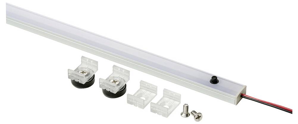 LED-Streifenleuchte in einem schlanken Aluminiumprofil montiert, mit zwei Cliphaltern und Schrauben für die Installation dargestellt.