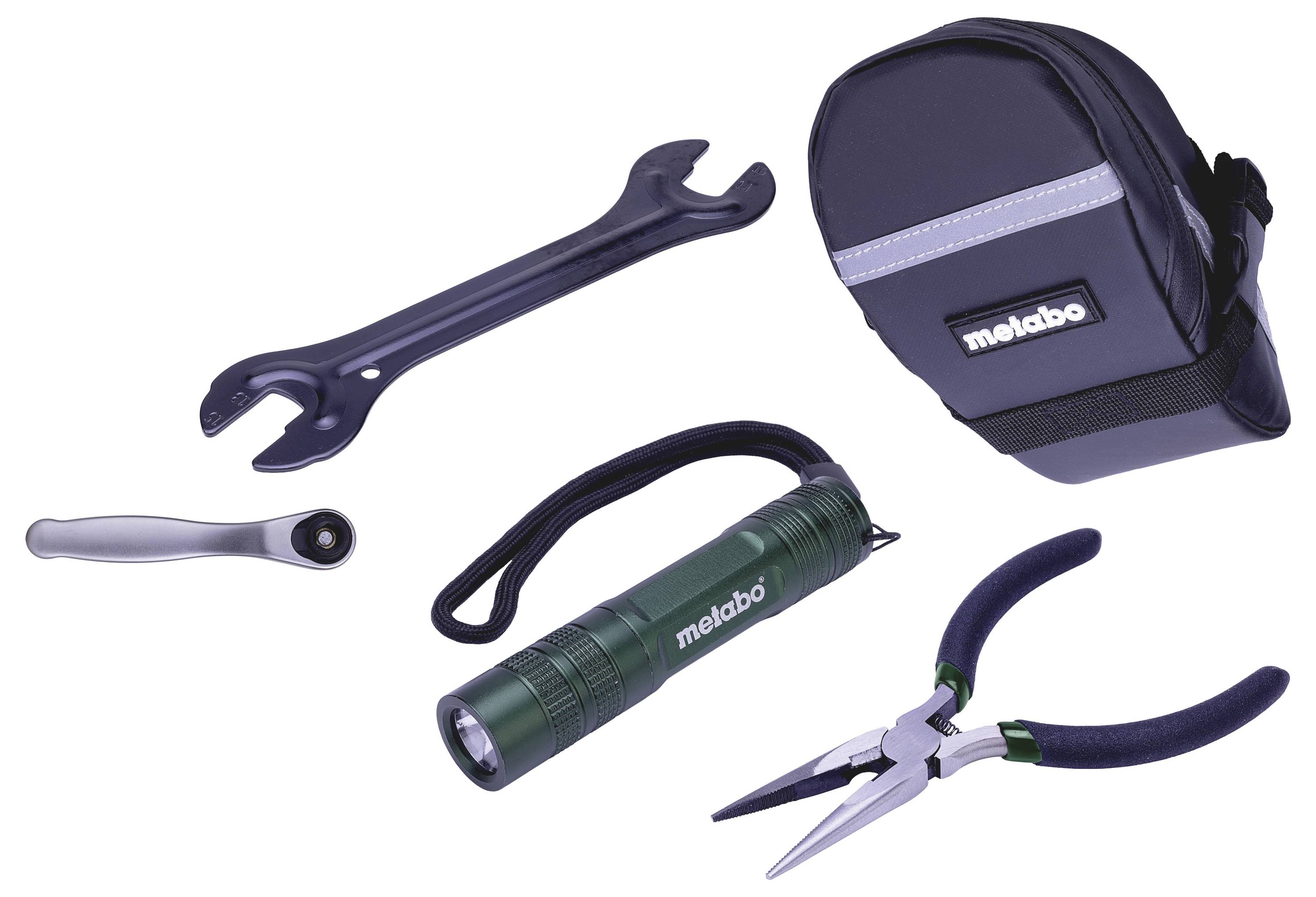 Set aus Metabo-Handwerkzeugen und Zubehör: Schraubenschlüssel, Ratsche, Taschenlampe, Zange und eine Tragetasche auf weißem Hintergrund.