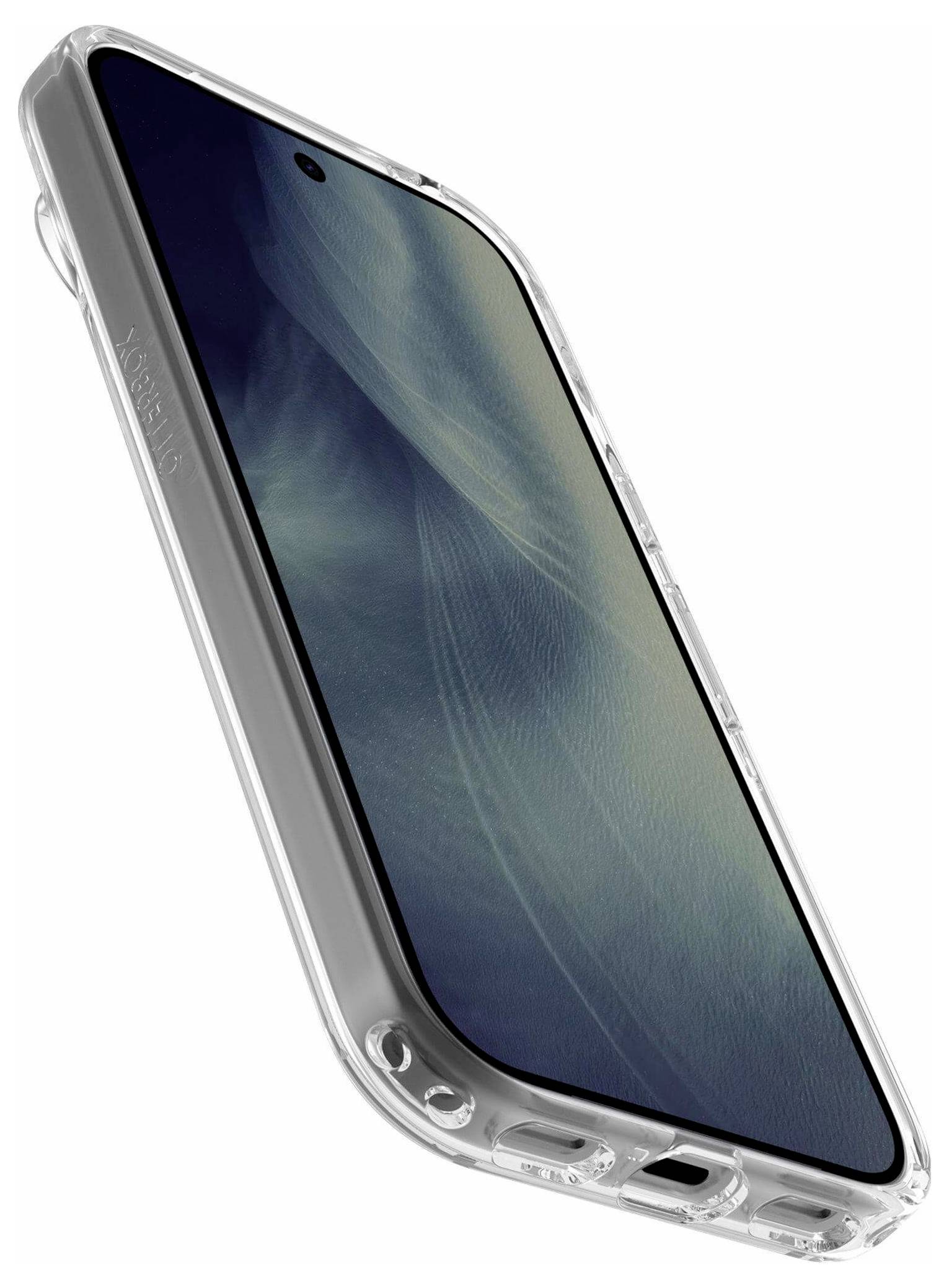 Ein Smartphone, das in einem durchsichtigen Schutzetui in einem Winkel gezeigt wird, mit ausgeschaltetem Bildschirm vor einem weißen Hintergrund.
