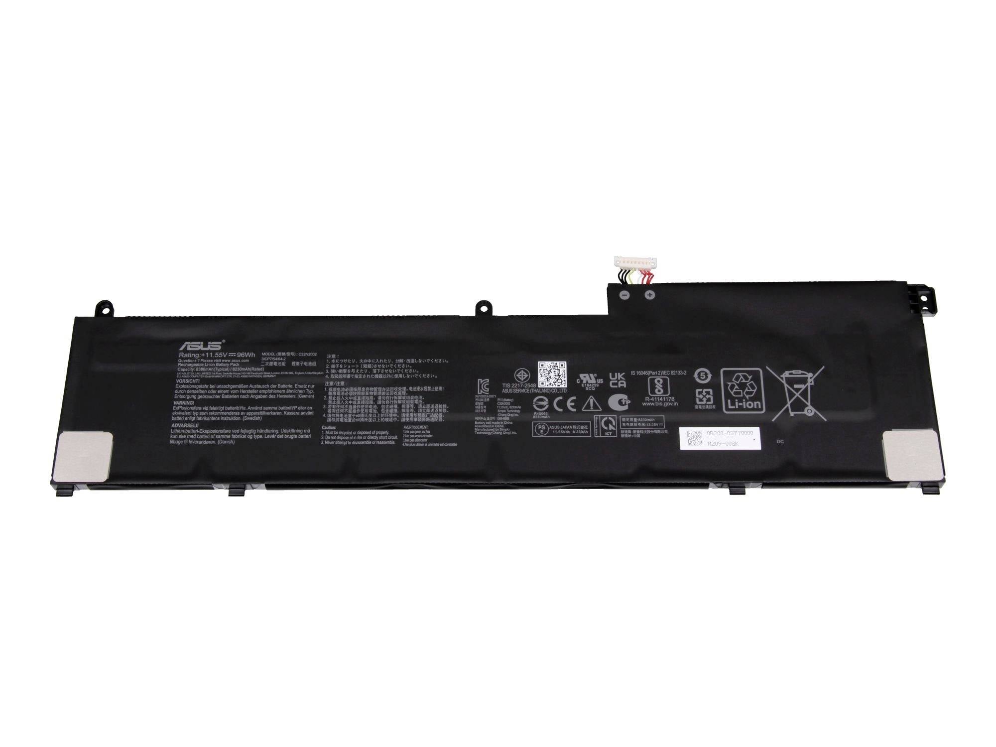 ASUS-Laptop-Akku auf weißem Hintergrund gezeigt, mit Stecker und aufgedruckten Sicherheitskennzeichnungen sichtbar.