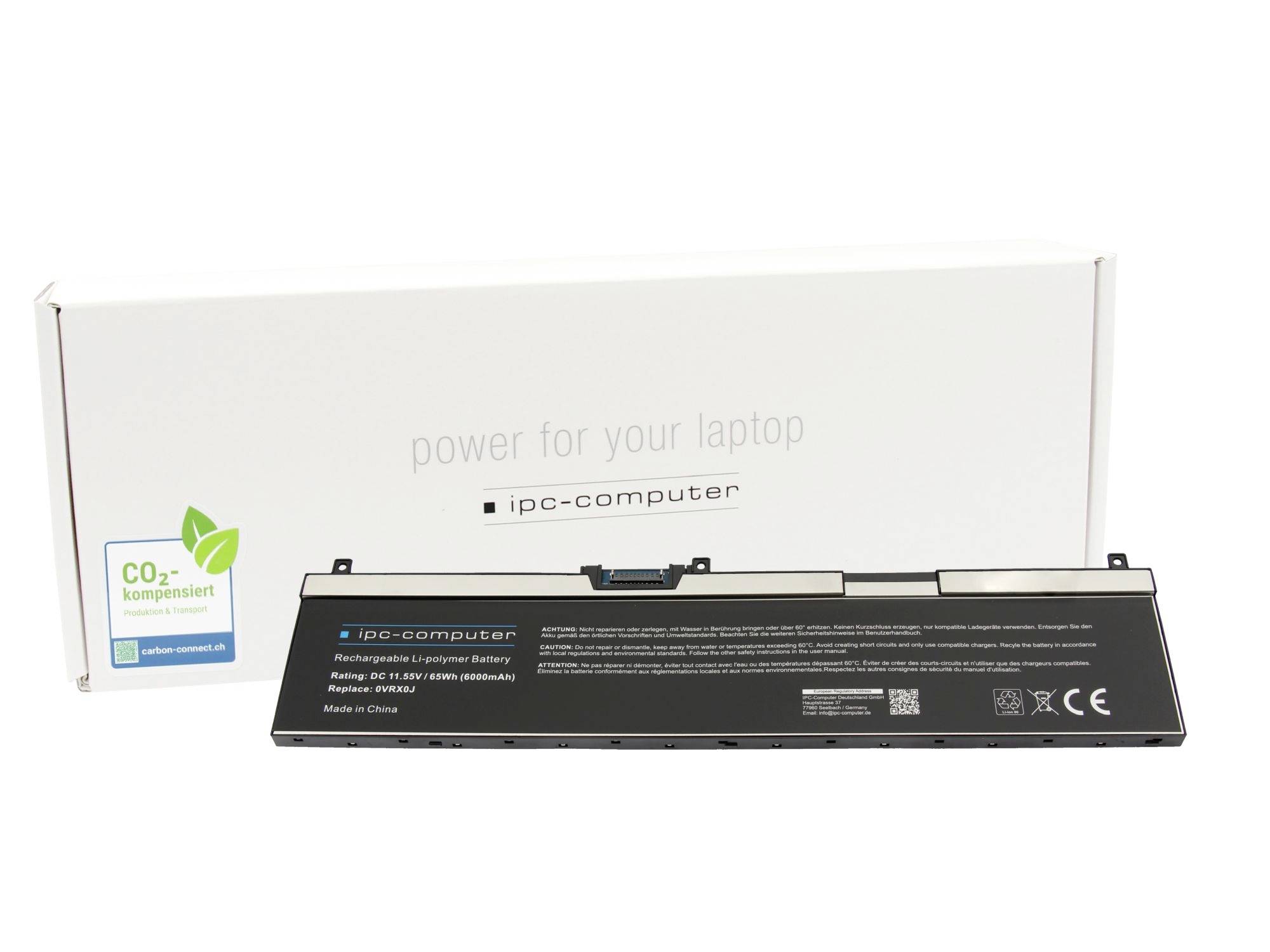 Ersatzbatterie für Laptop vor ihrer Schachtel, gekennzeichnet mit IPC-Computer und „Energie für Ihren Laptop", mit einem CO2-kompensiert Aufkleber.