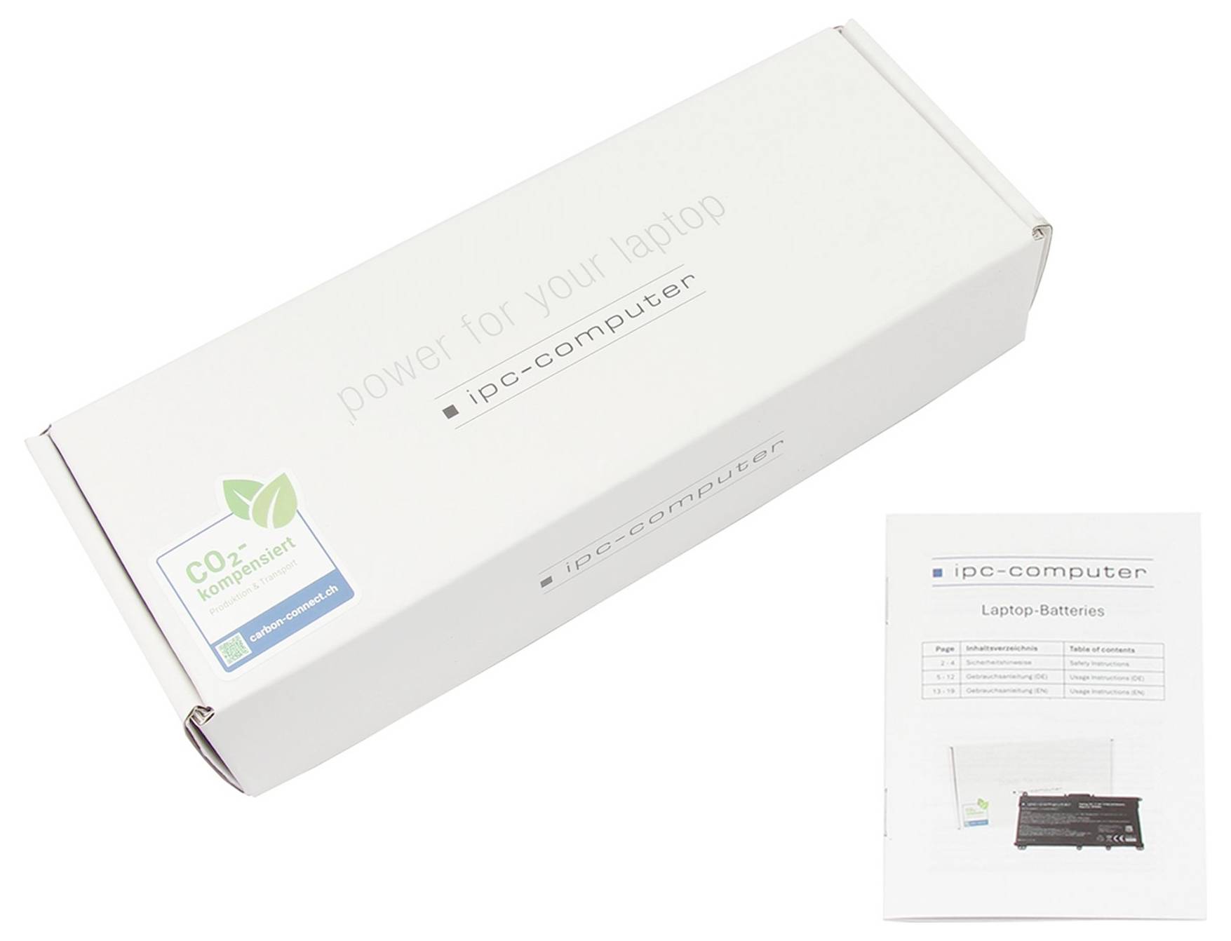 Weiße Laptop-Akkubox mit der Aufschrift „ipd-computer" und „Laptop-Batteries" mit einem CO2-ausgleichszertifikat-Aufkleber; Produktbroschüre unten rechts abgebildet.