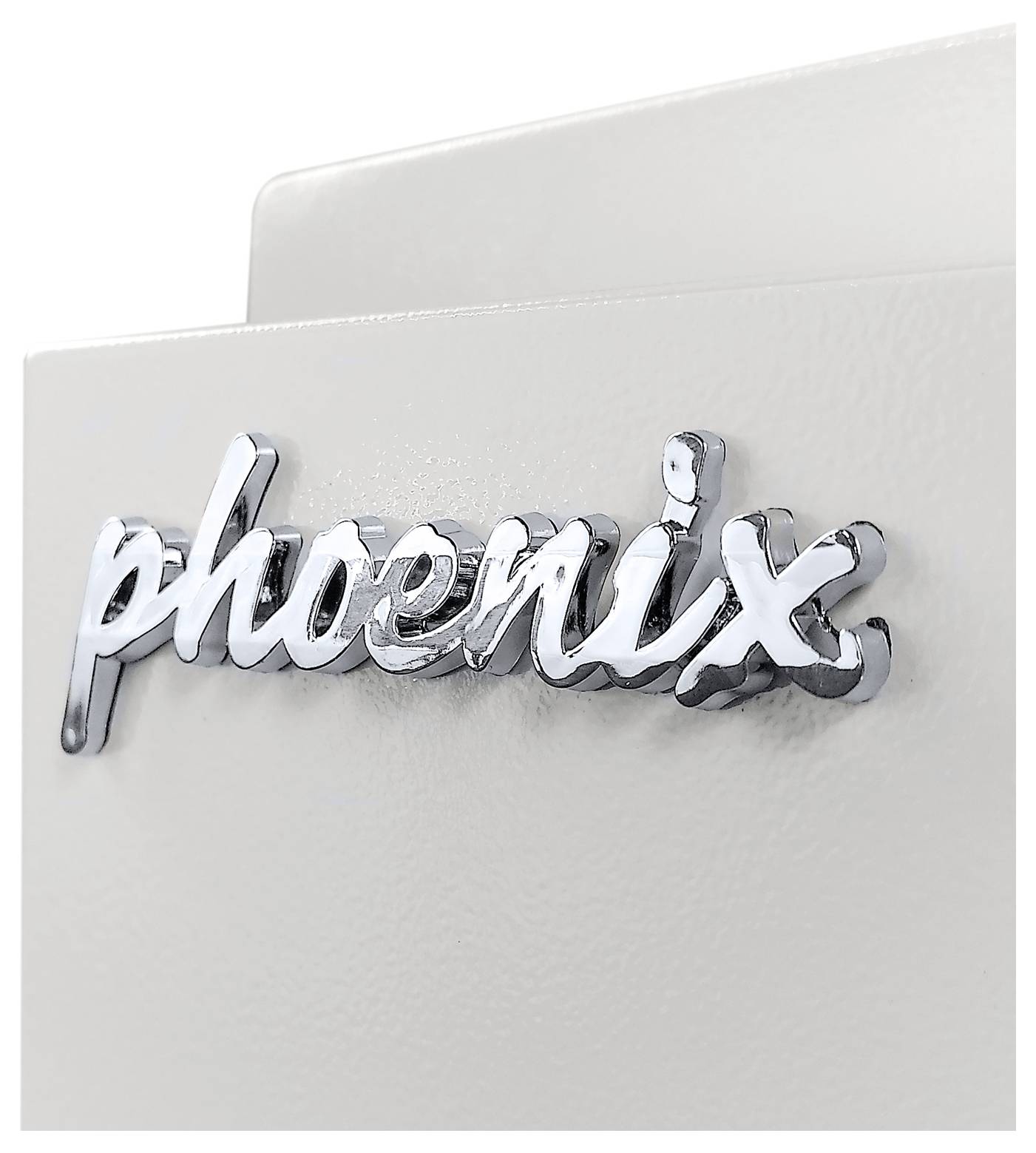 Nahaufnahme eines verchromten "Phoenix"-Logos auf einer Kofferraumklappe oder Karosserieplatte eines hellfarbigen Autos.