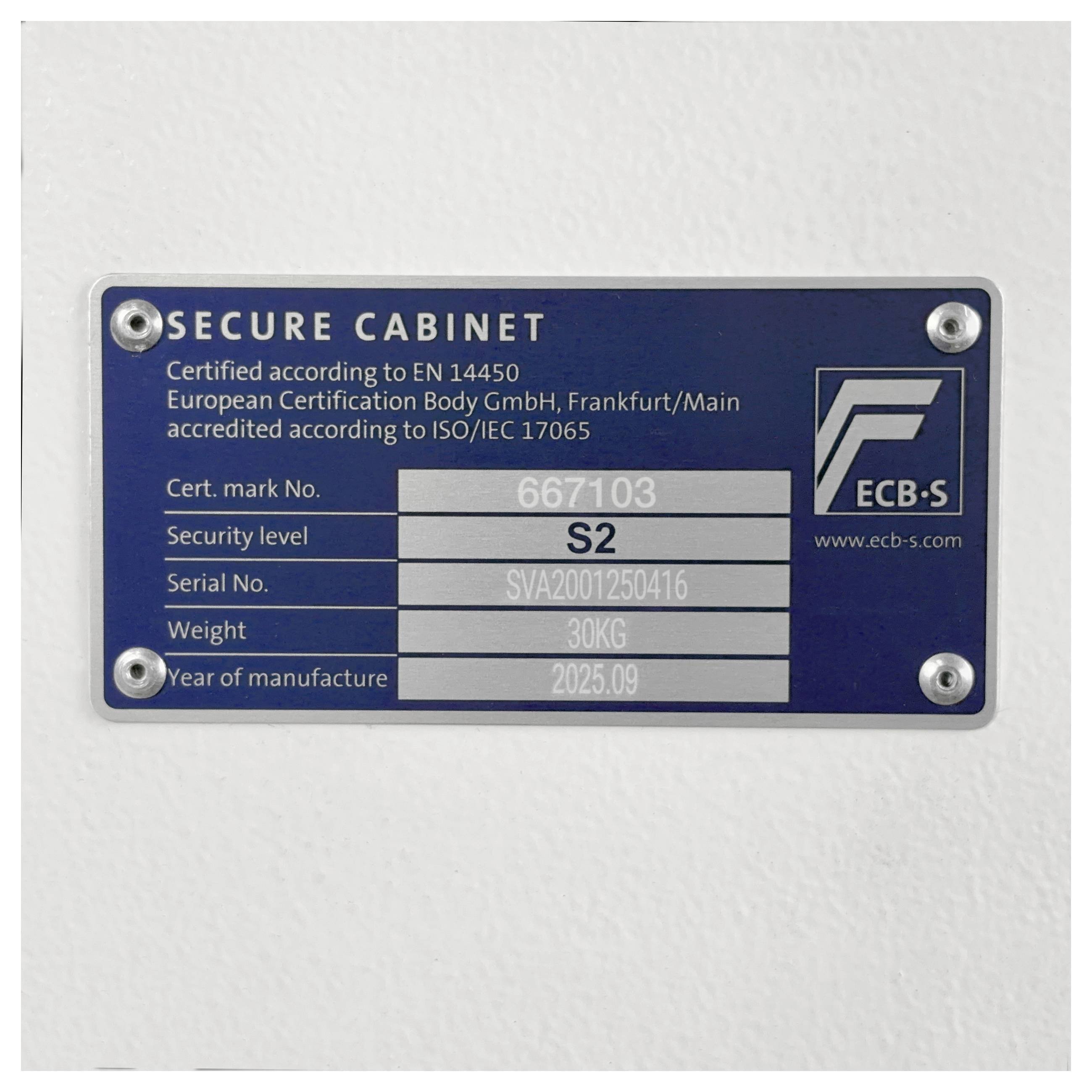 Ein Sicherheitsschrankzertifizierungsetikett, das ECB-S, Zertifizierungszeichen 667103, Sicherheitsstufe S2, Seriennummer SVA2001250416, Gewicht 30 kg, Jahr 2025.09 zeigt.