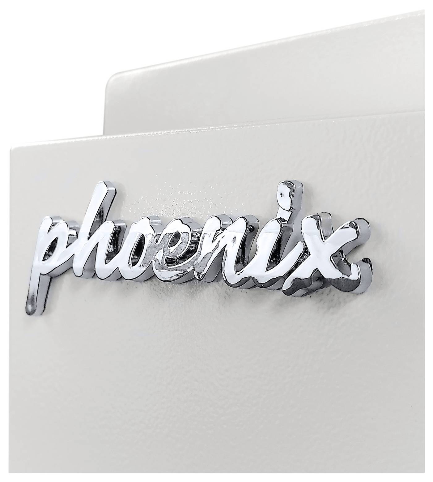 Nahaufnahme einer weißen Oberfläche mit einem glänzenden verchromten Schriftzug-Logo mit der Aufschrift „phoenix", das an der Vorderseite angebracht ist.