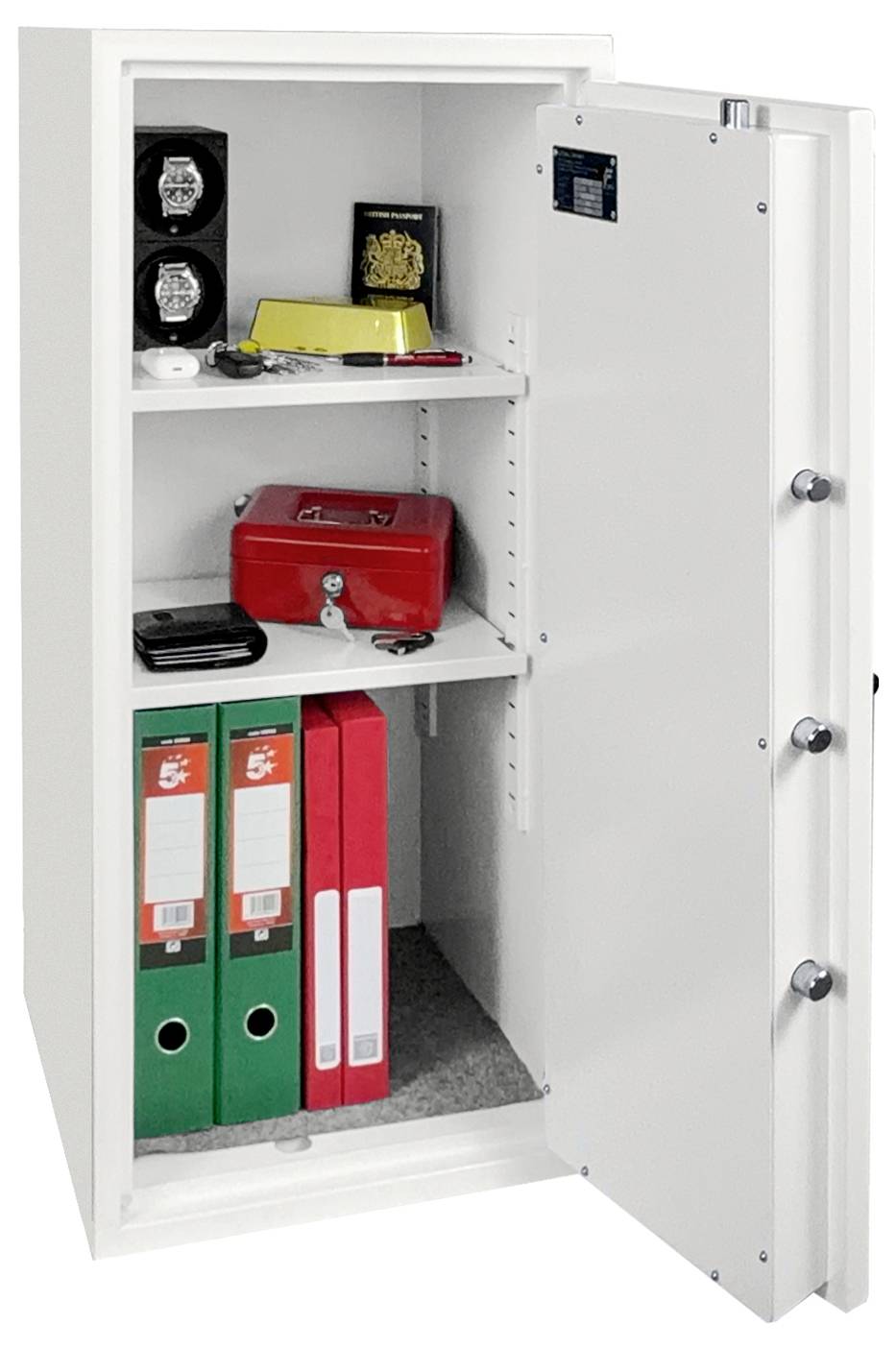 Offener weißer Safe mit Regalen, die Uhren, eine Schmuckschatulle, Schlüssel, eine rote Lockbox und grün/rote Aktenmappen halten