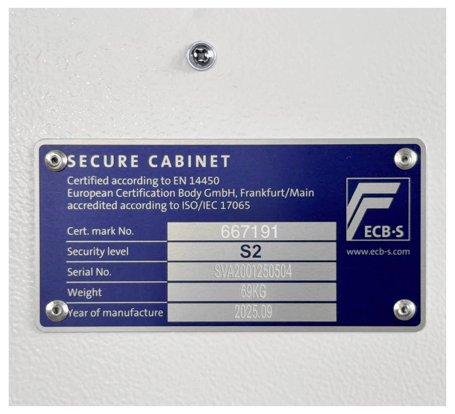 Metallzertifizierungsplakette auf einem Sicherheitsschrank mit der Aufschrift „SECURE CABINET", Sicherheitsstufe S2, Seriennummer, Gewicht 69KG und Jahr 2025.09.