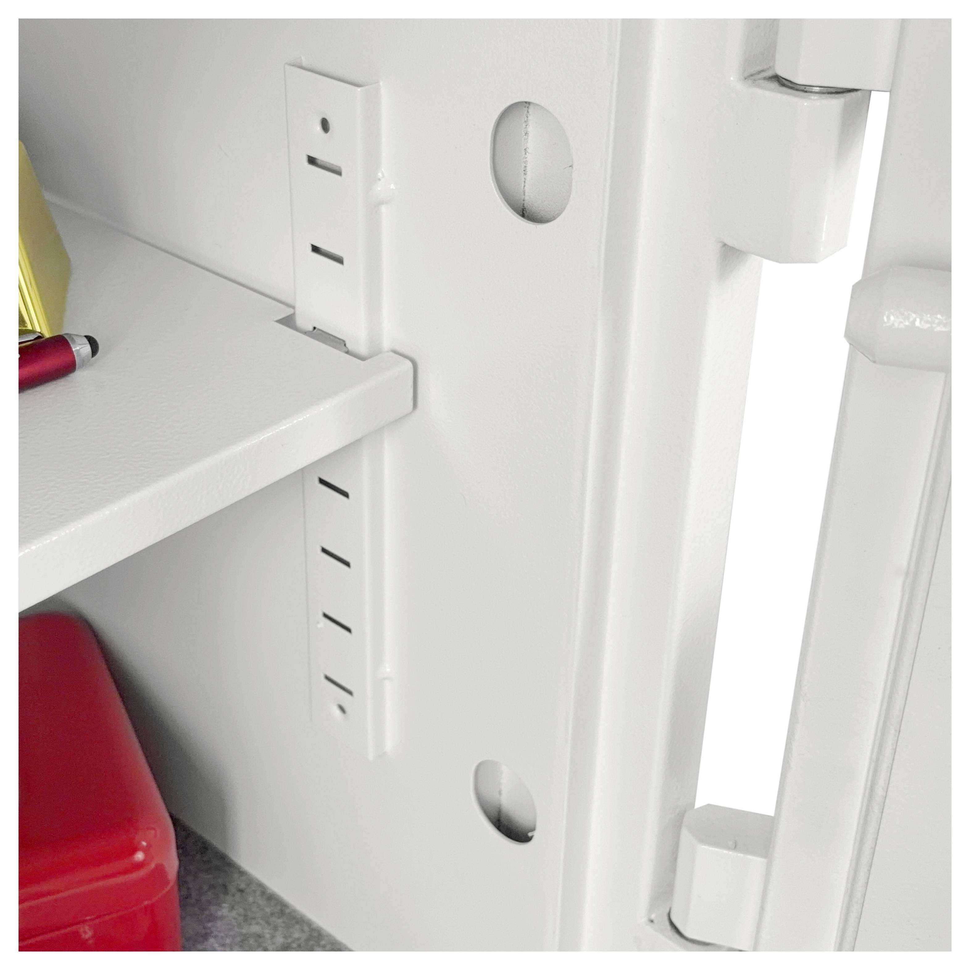Nahaufnahme einer weißen Metallregalhalterung mit geschlitzten Höhenverstellungen und Befestigungslöchern in einem Schrank oder Lagerbehalter.