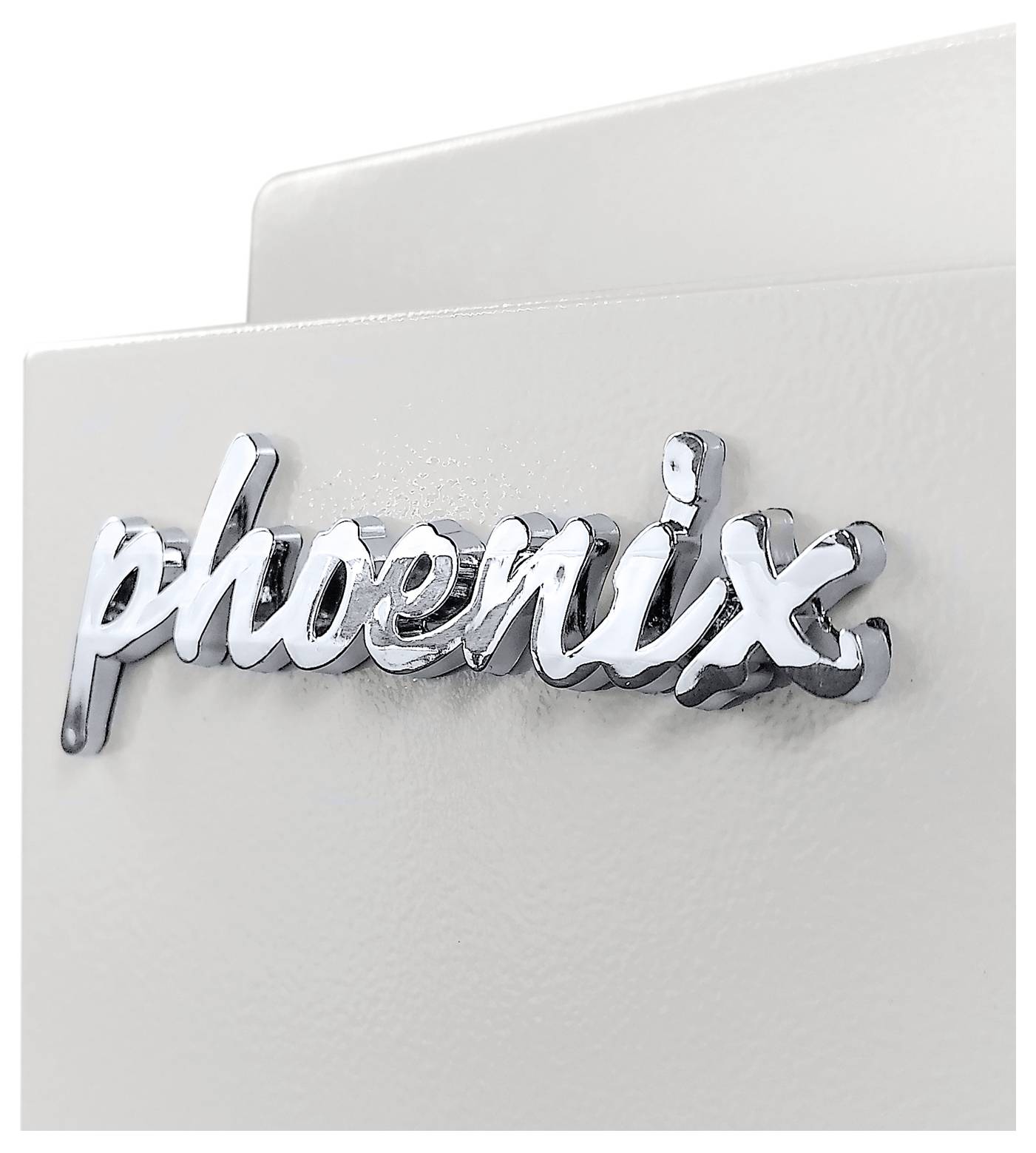 Nahaufnahme einer weißen Grußkarte oder eines Ordners mit einer glänzenden Chrom-Wortbeschriftung "Phoenix" auf der Vorderseite.