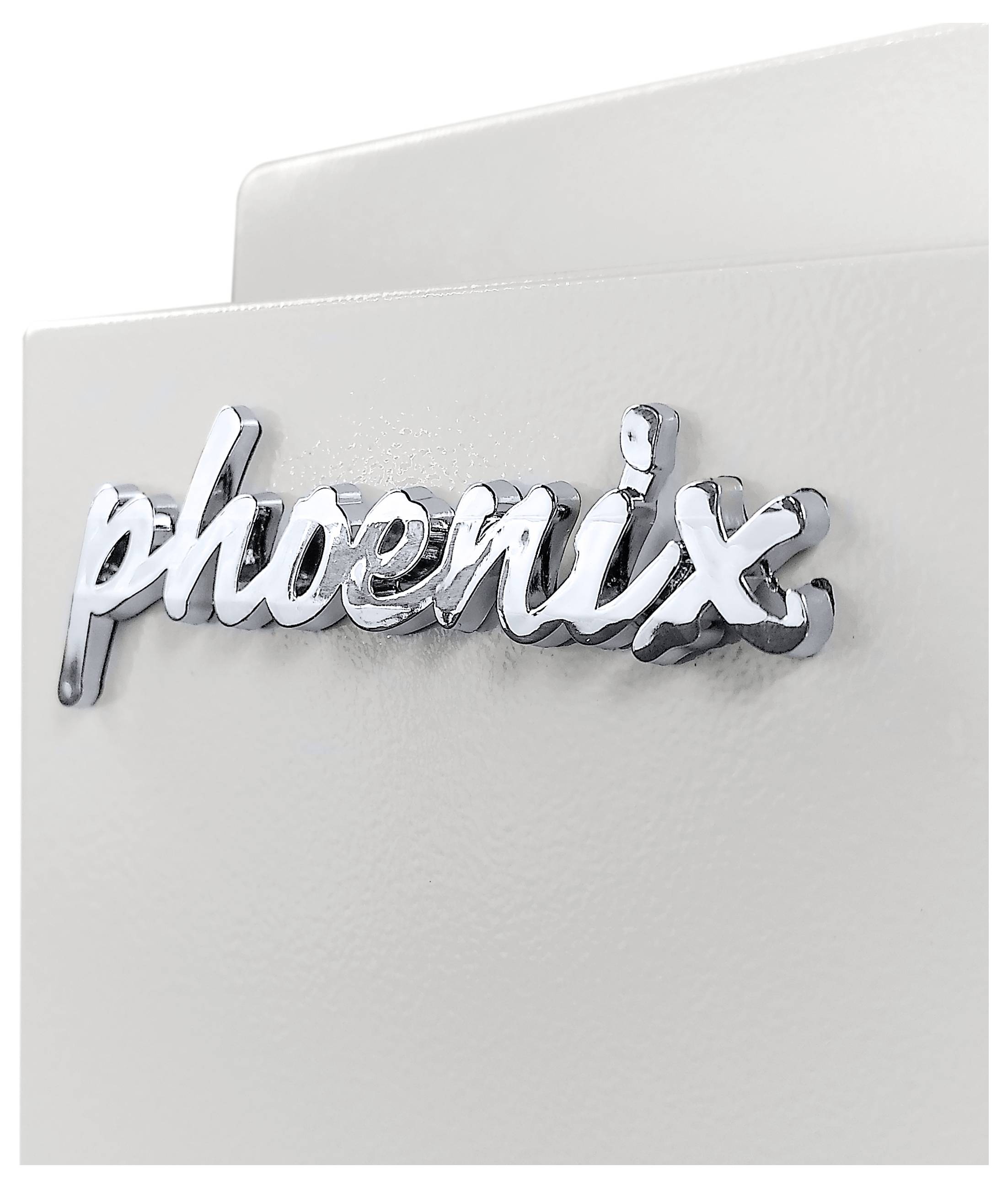 Nahaufnahme einer weißen Karte oder eines Umschlags mit einem chromfarbenen 'Phönix'-Emblem angebracht.