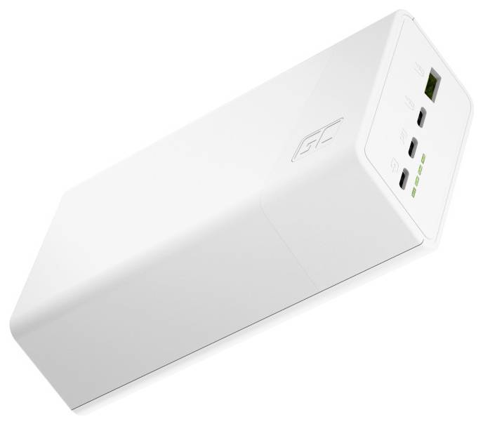 Weiße rechteckige tragbare Powerbank in schräger Ansicht, mit USB-Anschlüssen und LED-Ladeanzeigen an einem Ende.