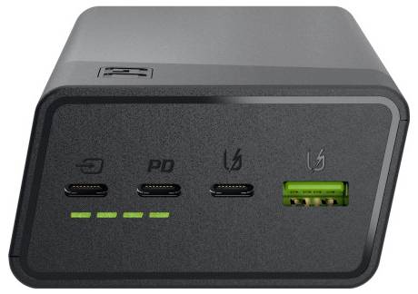 Schwarzes USB-C-Ladegerät mit drei vorderen USB-C-Anschlüssen, einer mit PD beschrifteten Buchse und einem grünen USB-A-Anschluss auf der rechten Seite.