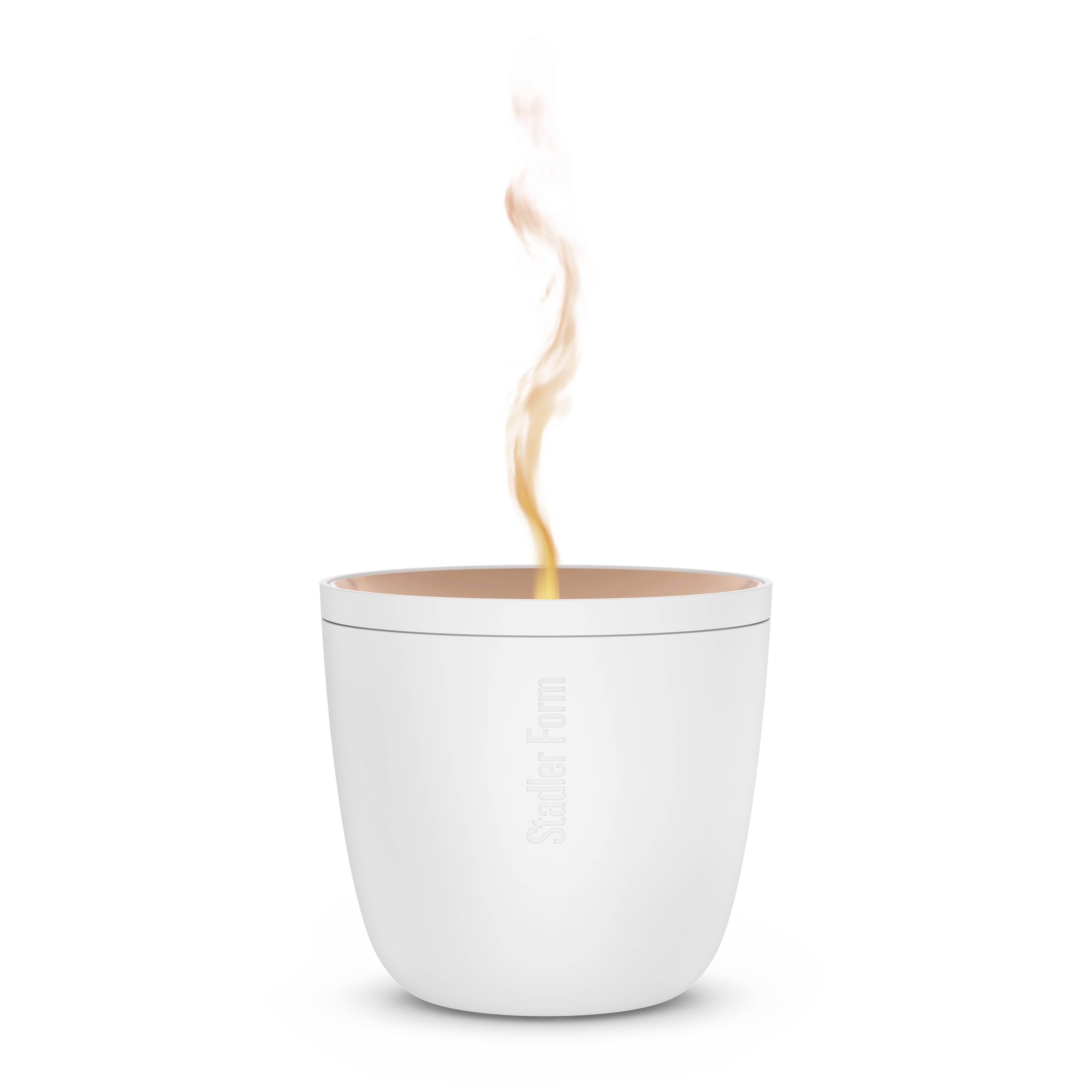 Weiße zylindrische Tasse mit orangem Dampf oder Flamme, der/die aus der Mitte aufsteigt, auf einfachem weißem Hintergrund.
