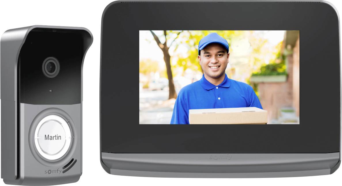 Eine Video-Türklingel und ein Innenraumdisplay zeigen einen lächelnden Lieferarbeiter, der ein Paket hält und einen Besucher an der Tür anzeigt.