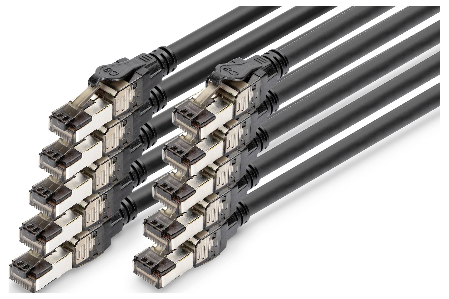 Stapel schwarzer Ethernet-Kabel mit RJ45-Steckern, die in zwei Reihen auf weißem Hintergrund angeordnet sind.