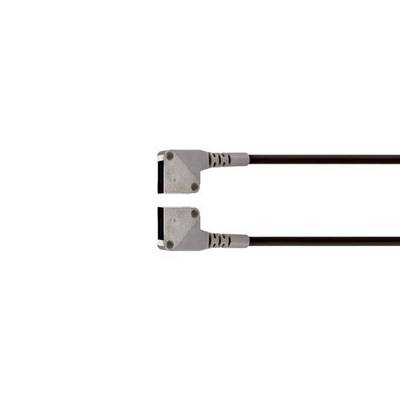 Zwei schwarze Kabel mit Metallsteckerendungen auf weißem Hintergrund.