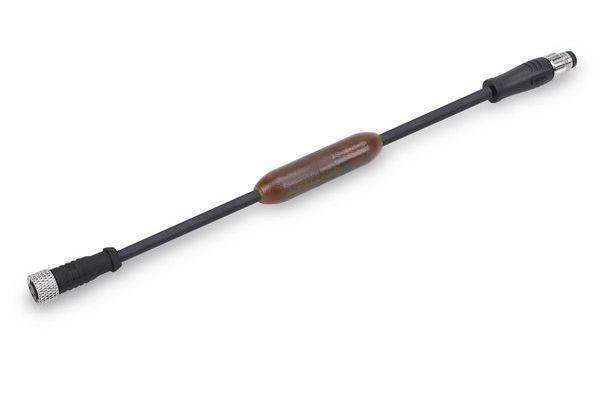 Ein schwarzes Kabel mit Metallsteckern an beiden Enden und einem braunen Inline-Modul in der Mitte, gezeigt auf weißem Hintergrund.