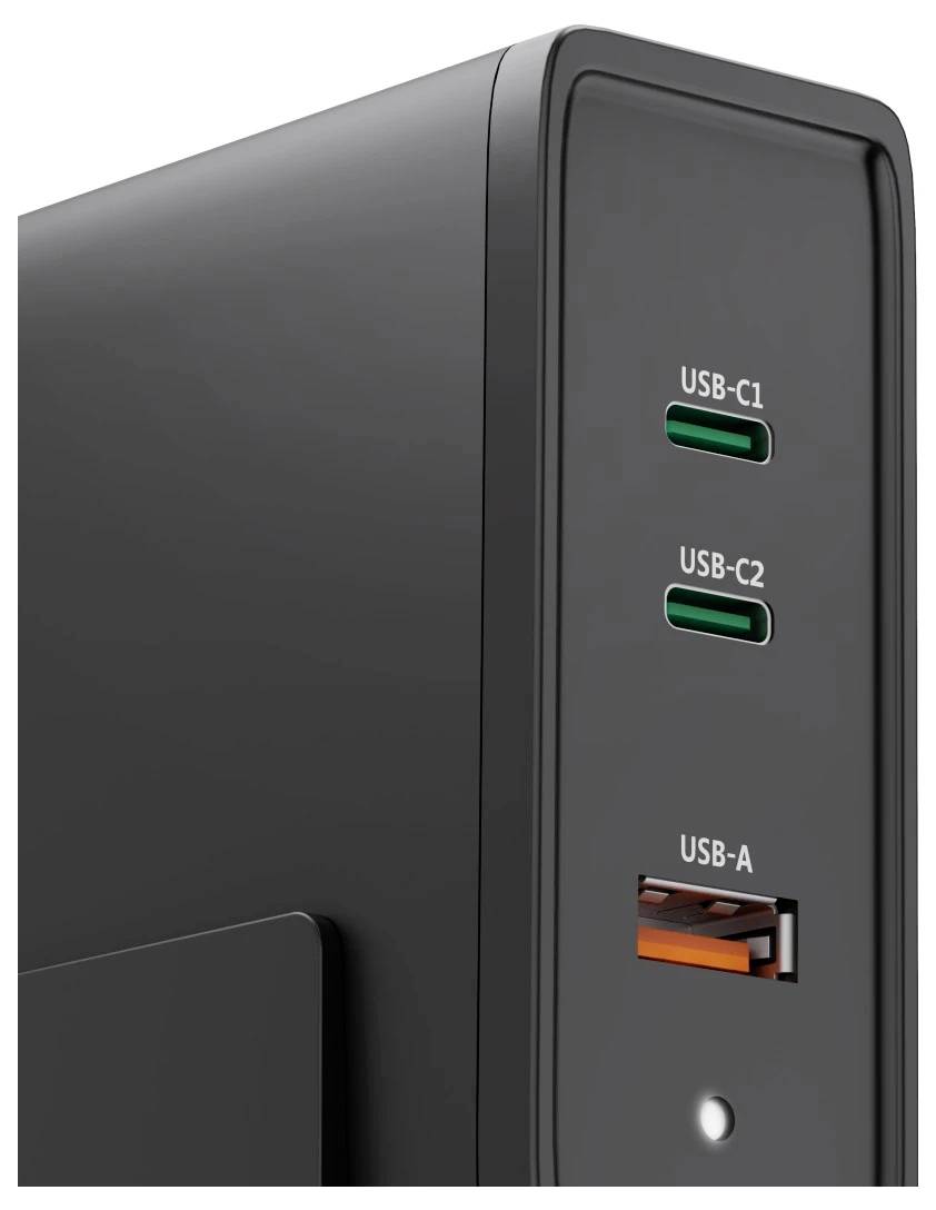 Schwarze Gehäusefront eines Desktop-Computers mit zwei USB-C-Anschlüssen, einem USB-A-Anschluss und einem Netzschalter.