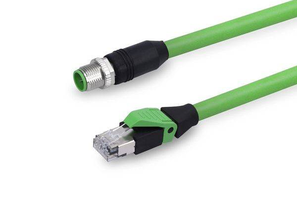 Grünes Industriekabel mit zwei unterschiedlichen Steckverbindern: ein Metallstecker mit Gewinde in runder Form und ein RJ45-Ethernet-Stecker.