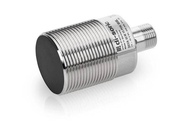 Ein zylindrischer Gewindemetallsensor mit einer flachen schwarzen Sensorfläche, gezeigt auf weißem Hintergrund.