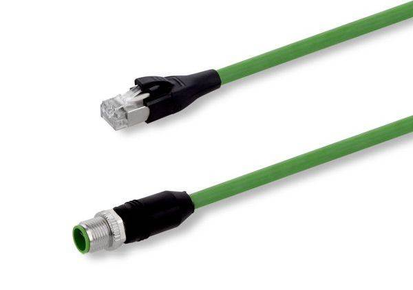Zwei grüne Netzwerkkabel mit unterschiedlichen Steckverbindern: ein RJ45-Ethernet-Stecker und ein aufschraubbarer Koaxial-Steckverbinder.