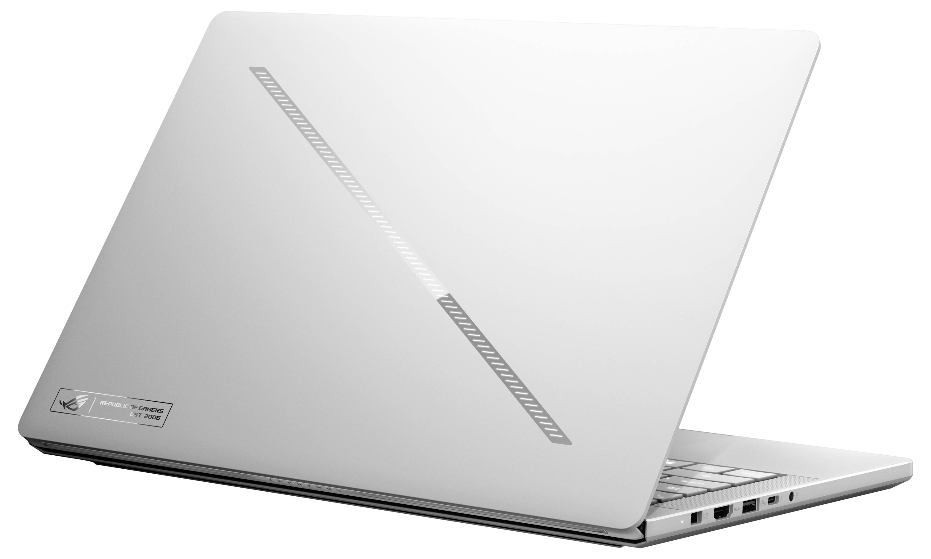Silberner Laptop, teilweise geöffnet, von hinten und von der Seite auf weißem Hintergrund gezeigt.