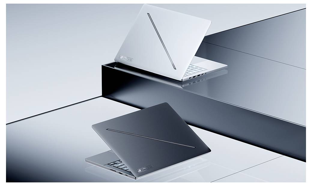 Zwei schlanke Laptops, einer weiß und einer schwarz, geöffnet und in einem Winkel auf verspiegelten Plattformen in einer eleganten Produktpräsentation angeordnet.