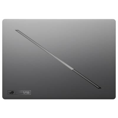 Geschlossener grauer ASUS ROG-Laptop mit einem diagonal gemusterten Streifen und einem kleinen ROG-Logo-Etikett in der unteren linken Ecke.