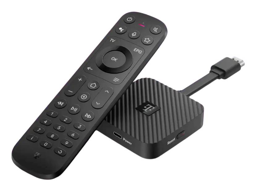 Schwarze TV-Fernbedienung neben einer kleinen gestreiften Streaming-Media-Box mit USB-C-Strom- und Reset-Anschlüssen auf weißem Hintergrund.
