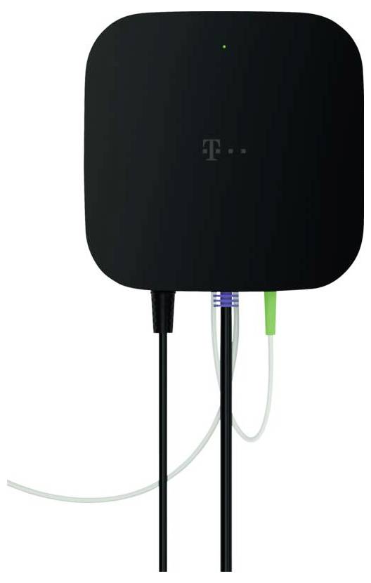 Schwarzes quadratisches T-Mobile-Netzwerkgerät mit grünem Statuslicht und darunter hängenden verbundenen Kabeln auf weißem Hintergrund.