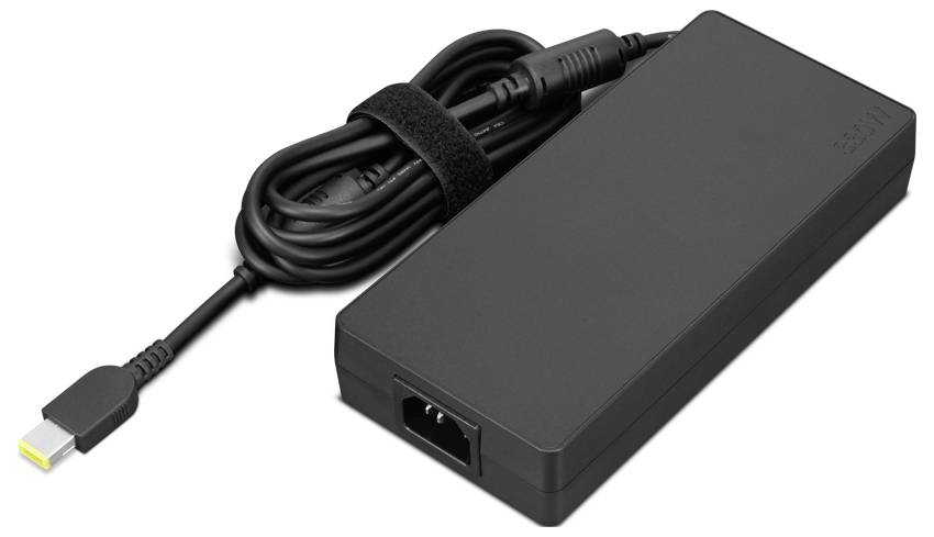 Schwarzer Laptop-Netzteil mit angeschlossenem Kabel und USB-C-Anschluss auf weißem Hintergrund.