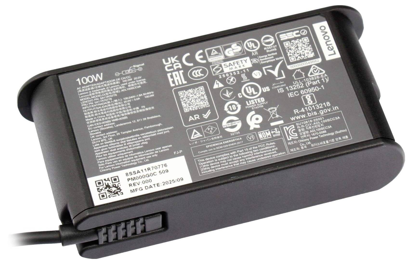 Lenovo 100W-Laptop-Netzteil mit angeschlossenem Kabel und behördlichen Kennzeichnungen auf einem schwarzen rechteckigen Netzteil.