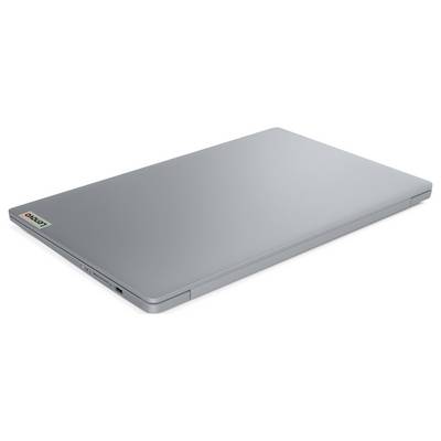 Silberner geschlossener Laptop auf weißem Hintergrund, von oben in einer schräggewinkelten Ansicht gezeigt.