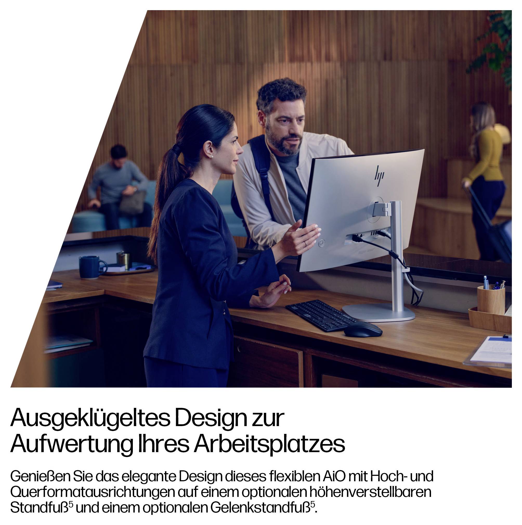 Zwei Büroarbeiter überprüfen einen HP All-in-One-Desktop auf einem Holzschreibtisch; deutscher Text unten bewirbt ein elegantes, flexibles Arbeitsplatzdesign.
